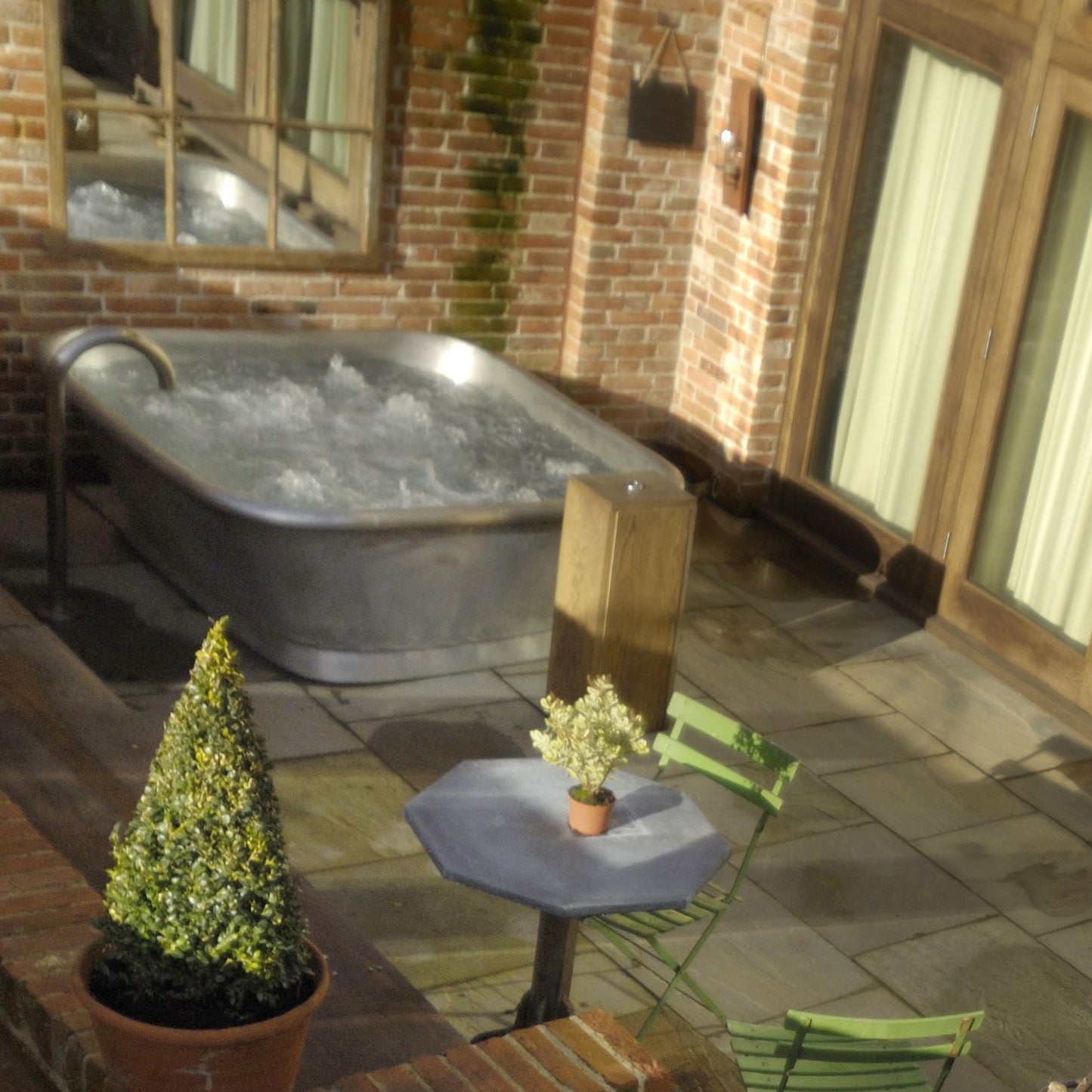 Alvus Spa Hot Tub - Spa Living 